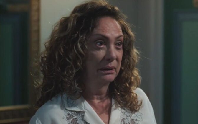 Eliane Giardini é Agatha