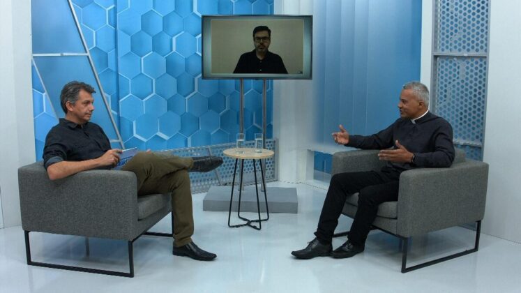 Renato Dias entrevista convidado no estúdio do programa