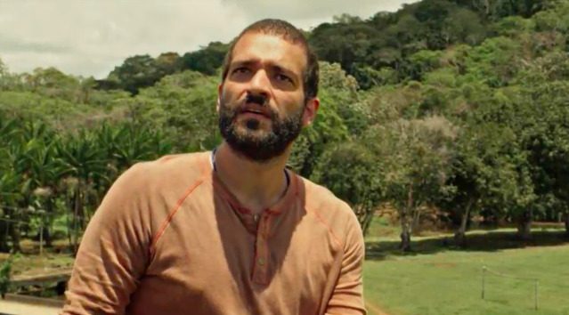 Humberto Carrão no sol na gravação da novela Renascer