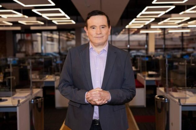 Roberto Cabrini nos bastidores da Record