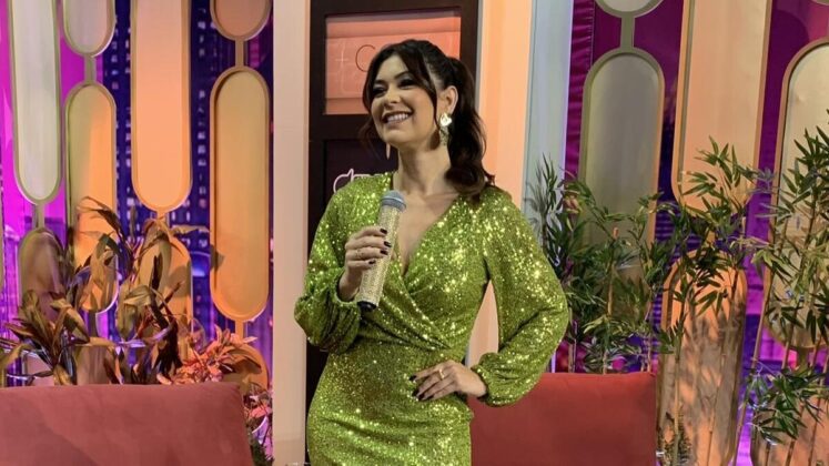 Amanda Françozo no palco da TV aparecida