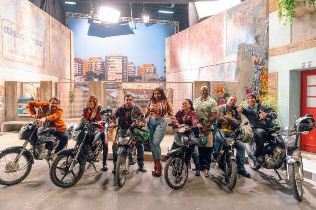 Elenco do humorístico No Corre. Marco Luque ao centro