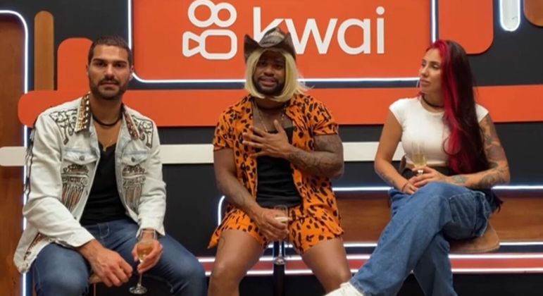 Cezar black esta com chapéu de fazendeiro, peruca loira e conjunto com estampa de onça