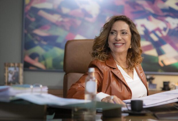 Agatha na mesa de Antônio em Terra e Paixão