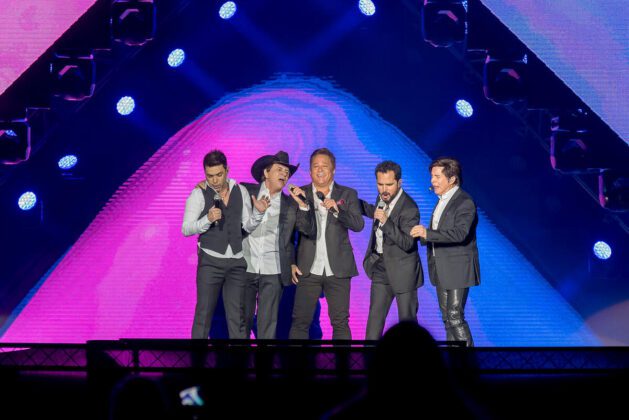 Zezé Di Carmargo e Luciano, Chitãozinho e Xororó e Leonardo no show Amigos