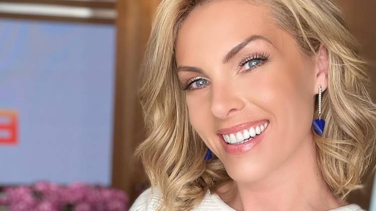 Ana Hickmann aparece em uma selfie sorrindo