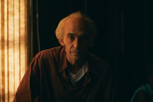 Júlio Andrade caracterizado como o sociólogo Betinho