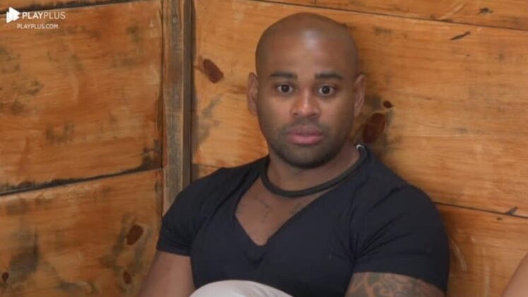 Cezar Black está com camiseta preta gola v e colar preto.