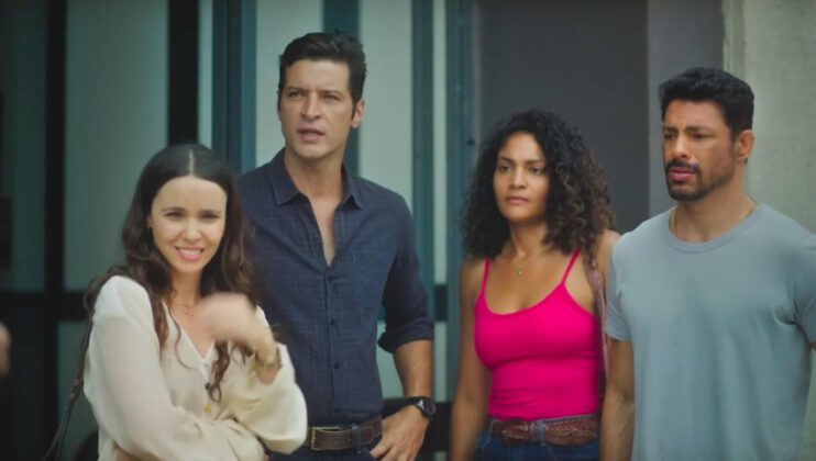 Lucinda, Marino, Aline e Caio na porta da delegacia