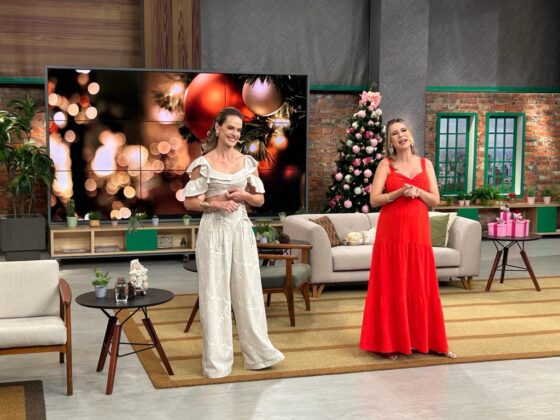 Regina está com roupa bege e Pâmela com vestido vermelho.