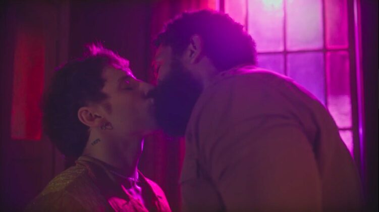 Kelvin e Ramiro se beijam