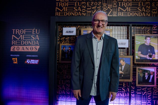 Dorival Júnior aparece de terno e sorrindo