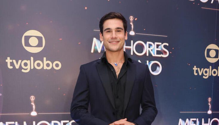 Nicolas Prattes na entrada do Melhores do Ano