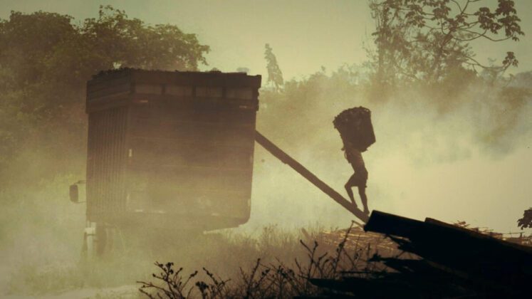 Cena do documentário Vidas Descartáveis