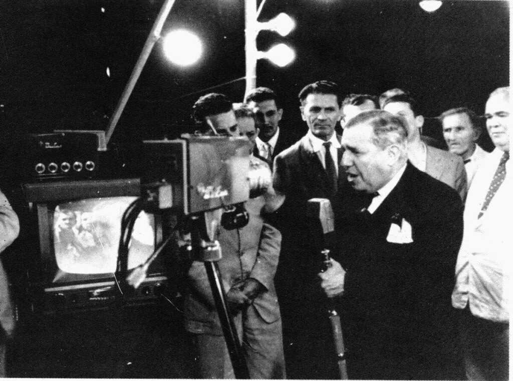 Assis Chateaubriand e funcionários na estreia da TV Tupi