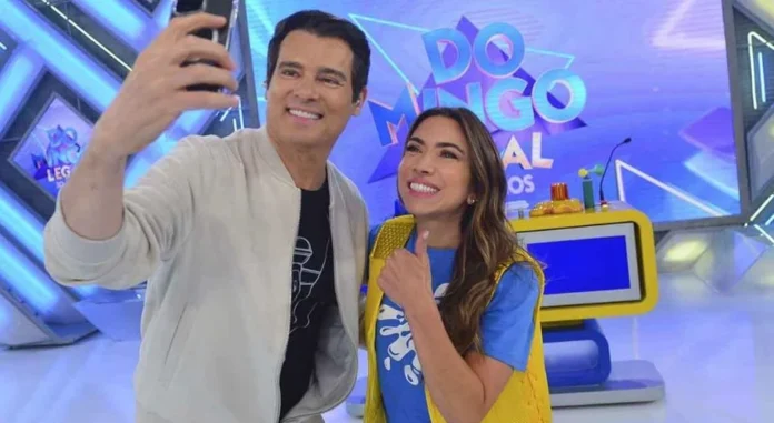 Celso Portiolli e Patricia Abravanel segurando microfone para Selfie no SBT