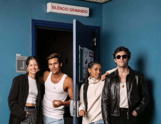 Agatha Moreira, Nicolas Prattes, Gabz e Chay Suede na porta do estúdio onde Mania de Você é gravada