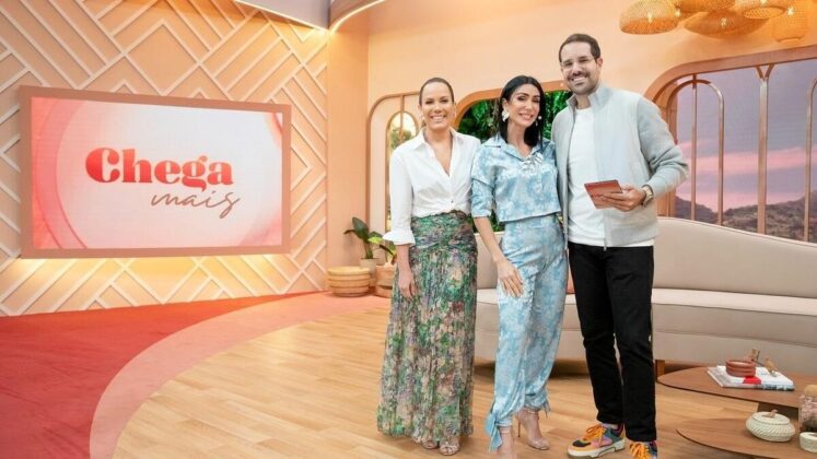 Regina Volpato, Michele Barros e Paulo Mathias no cenário do Chega Mais