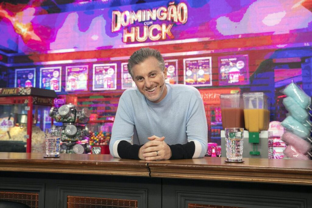 Luciano Huck na bancada de seu cenário na TV Globo