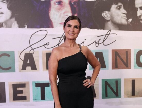 Fátima Bernardes à frente do painel em homenagem a Caetano Veloso e Maria Bethânea