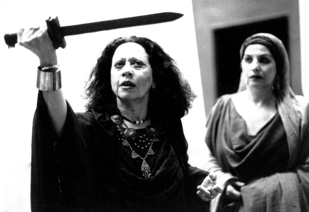 Fernanda Montenegro no palco do teatro