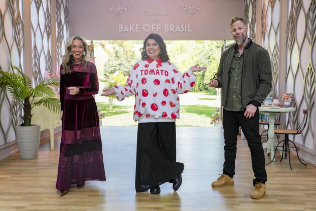Carole Crema, Fabiana Karla e André Mifano no cenário de Bake Off Brasil