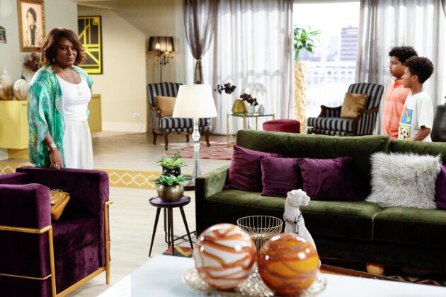 Glaucia recebe ligaçao de Leandro em A Infância de Romeu e Julieta