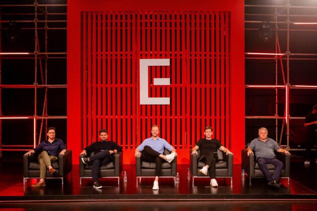 JURADOS NO CENÁRIO DO REALITY DA REDETV