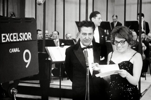 Bibi Ferreira no comando de seu programa na TV Excelsior