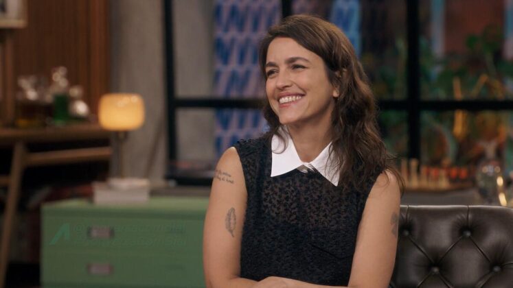 Manuela Dias, autora do remake de Vale Tudo, no cenário do Conversa com Bial