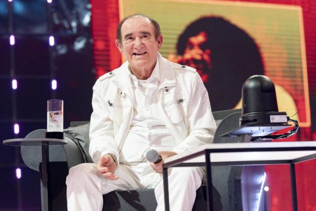 Renato Aragão ao centro do palco do Domingão no quadro Linha do Tempo