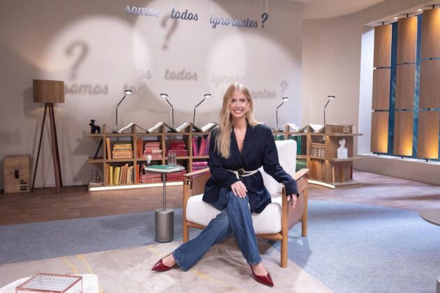 Gabriela Priolli em seu cenário no canal GNT