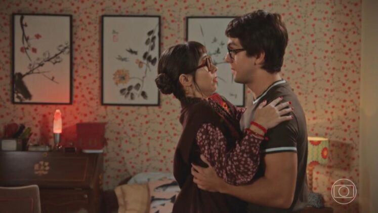 Lupita e Guto quase se beijam em Família é Tudo