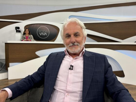 Otávio Mesquita no centro do Roda Viva