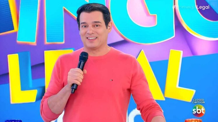 Celso Portiolli no palco do Domingo Legal