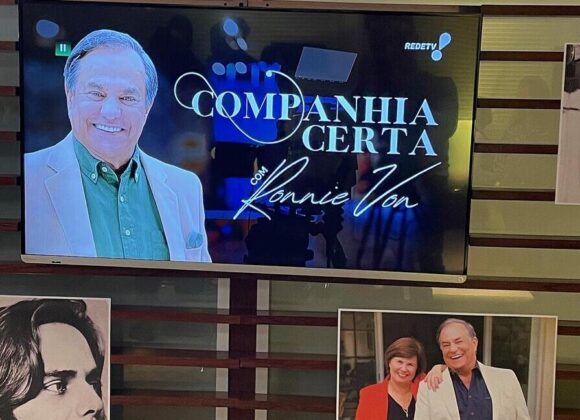 Painel com imagens de Ronnie Von e logotipo de seu programa na RedeTV