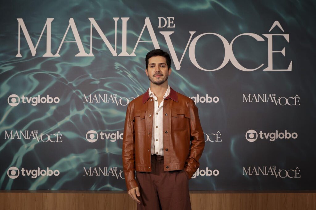 Igor Cosso à frente do logo de Mania de VocÊ