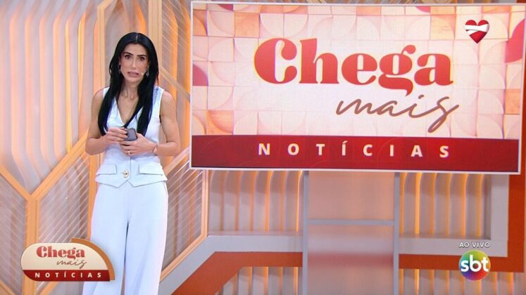 Michelle Barros em pé no cenário do Chega Mais Notícias