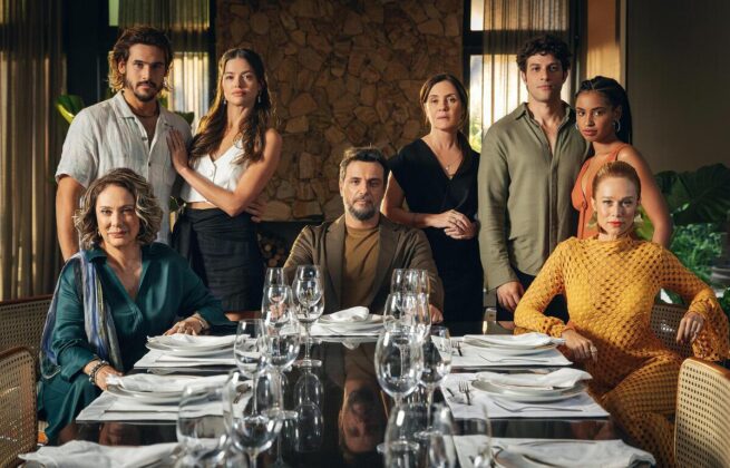Imagem promocional de Mania de Você. Eliana Giardini, Rodrigo Lombardi e Mariana Ximenes sentados. Nicolas Prattes, Agatha Moreira, Adriane Esteves, Chay Sued e Gabz em pé