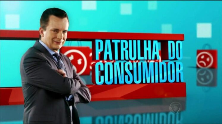 Celso Russomano à frente do cenário do Cidade Alerta com o Patrulha do Consumidor, da Record