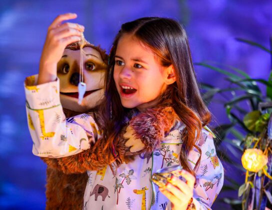 Anna encontra a chave no baú da Caverna Encantada