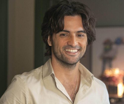 Artur anuncia que é herdeiro legal de Dona Manuela