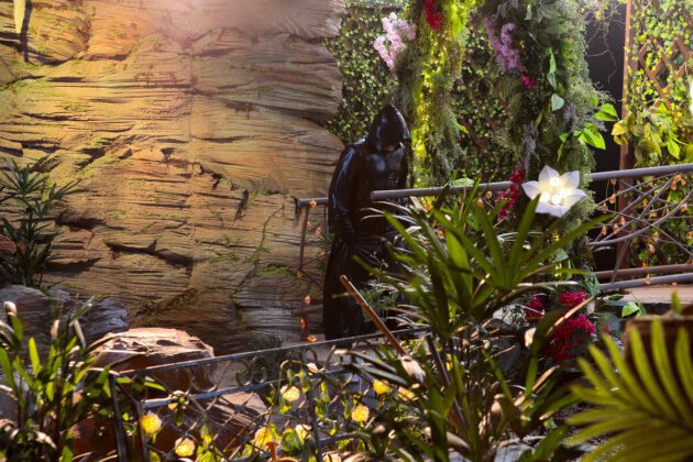 Homem de preto invade a Caverna Encantada