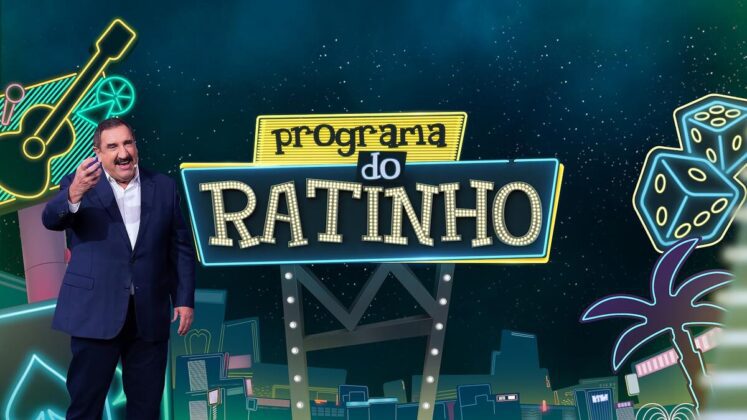 Carlos Massa à frente do logo do Programa do Ratinho