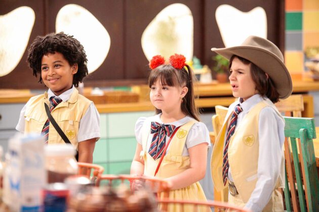 Binho, Benjamin e Nina no cenário de A Caverna Encantada