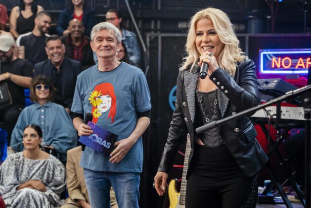 Serginho Groisman e Paula Toller no palco do Altas Horas