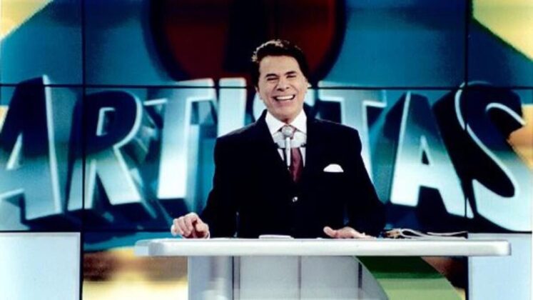 Silvio Santos à frente do logo do Casa dos Artistas