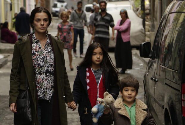 Bahar com os filhos na rua