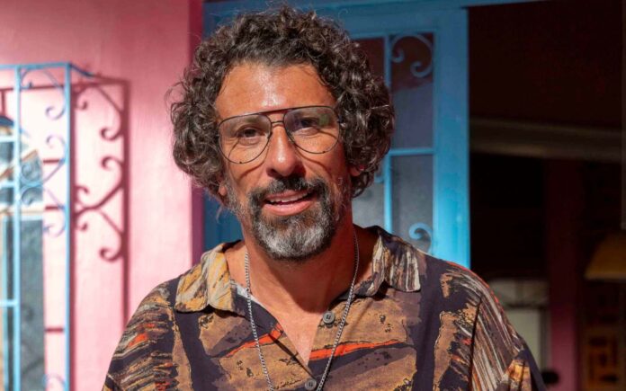 Osmar na frente de sua casa em Volta por Cima