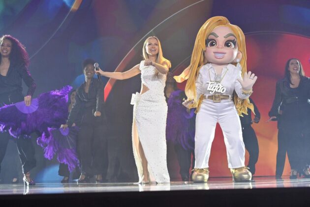 Eliana e personagem Carminha na apresentação do The Masked Singer